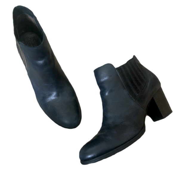Born Shoes - BORN Black Leather Ankle Boots